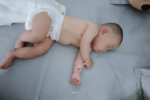 高平三个月宝宝抬头不稳